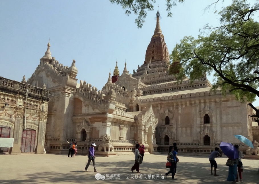 万千佛塔卧夕烟，十里浮屠一望间