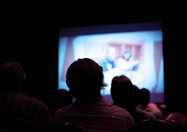 女子看电影时玩手机,女子看电影玩手机