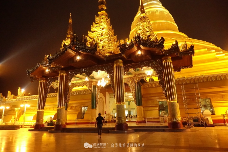 万千佛塔卧夕烟，十里浮屠一望间