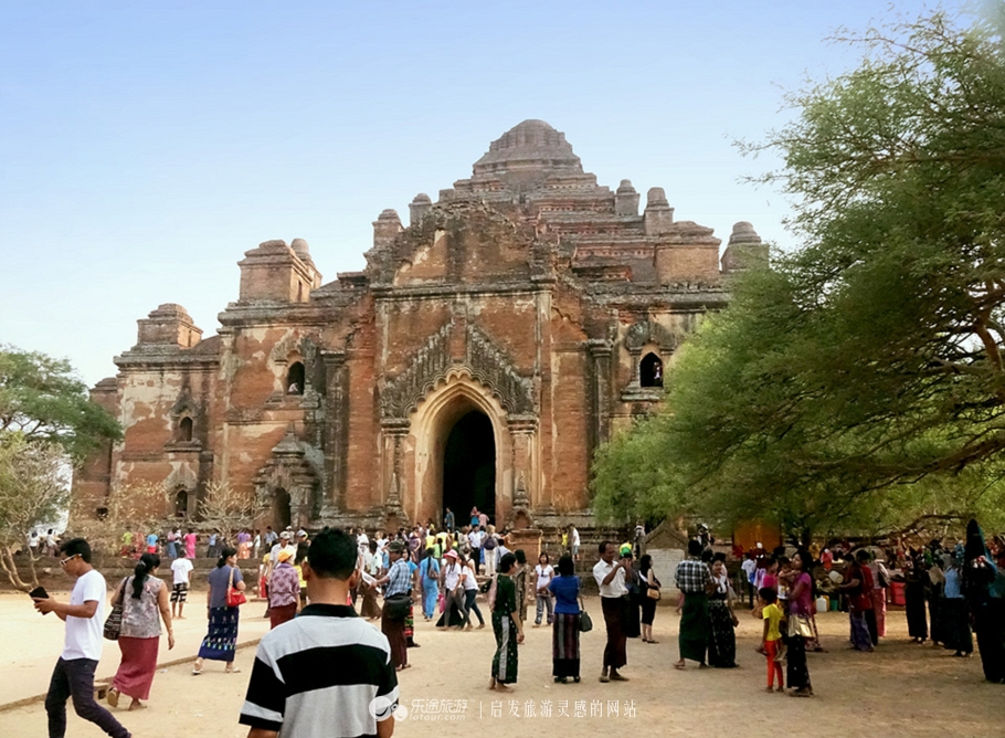 万千佛塔卧夕烟，十里浮屠一望间