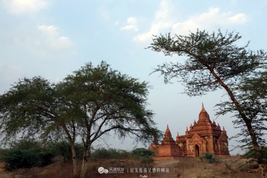 万千佛塔卧夕烟，十里浮屠一望间