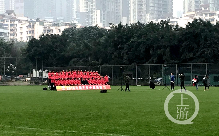 不仅要摆造型还得踢两脚重庆斯威队的定妆照是这样拍的……