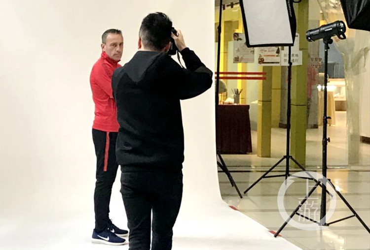 不仅要摆造型还得踢两脚重庆斯威队的定妆照是这样拍的……