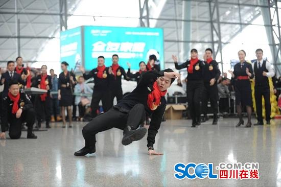 武汉机场空姐春运快闪,广州白云机场空姐空少快闪小苹果