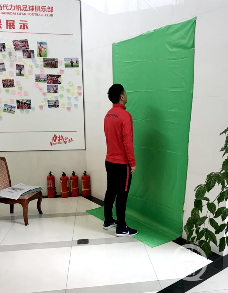 不仅要摆造型还得踢两脚重庆斯威队的定妆照是这样拍的……