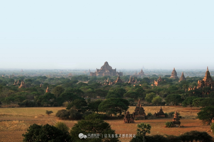 万千佛塔卧夕烟，十里浮屠一望间