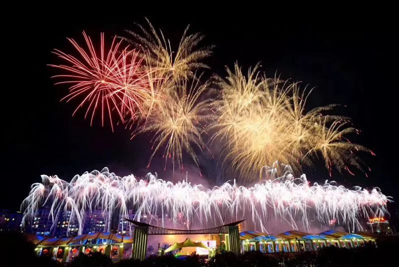 美爆了广州小蛮腰夜景,美爆了的紫色烟花