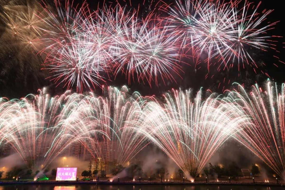 美爆了广州小蛮腰夜景,美爆了的紫色烟花