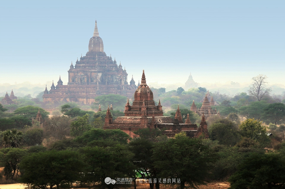 万千佛塔卧夕烟，十里浮屠一望间