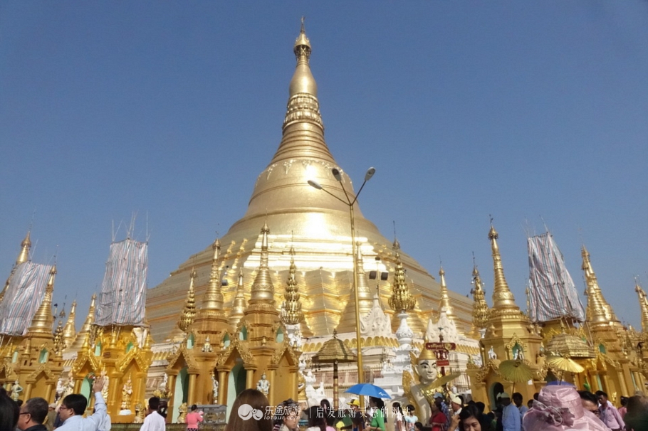 万千佛塔卧夕烟，十里浮屠一望间