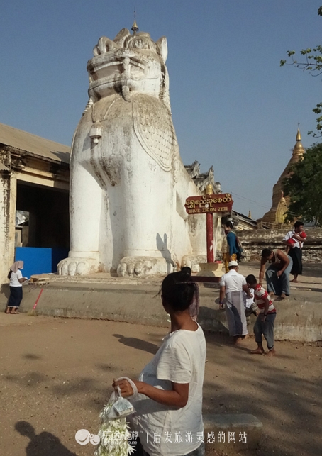 万千佛塔卧夕烟，十里浮屠一望间