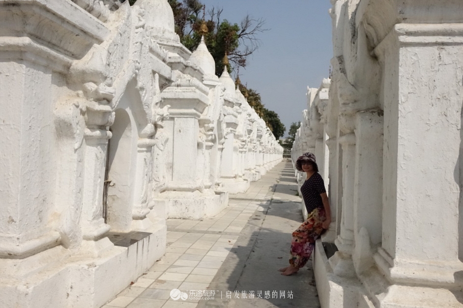 万千佛塔卧夕烟，十里浮屠一望间