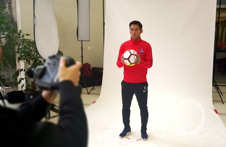 不仅要摆造型还得踢两脚重庆斯威队的定妆照是这样拍的……