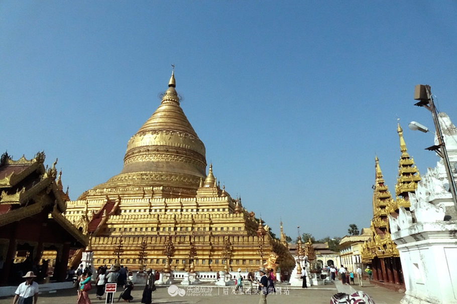 万千佛塔卧夕烟，十里浮屠一望间