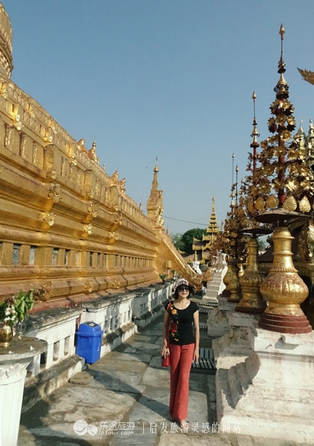 万千佛塔卧夕烟，十里浮屠一望间