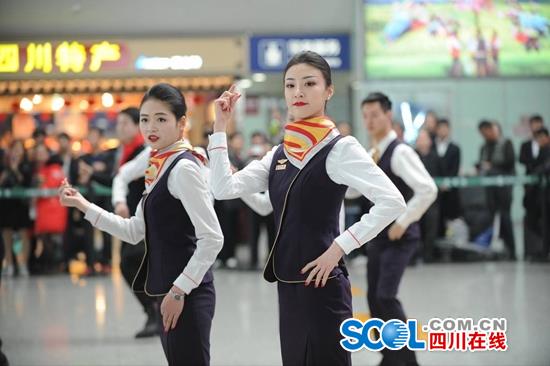 武汉机场空姐春运快闪,广州白云机场空姐空少快闪小苹果