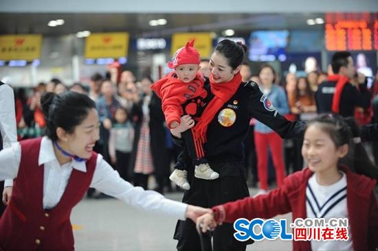 武汉机场空姐春运快闪,广州白云机场空姐空少快闪小苹果