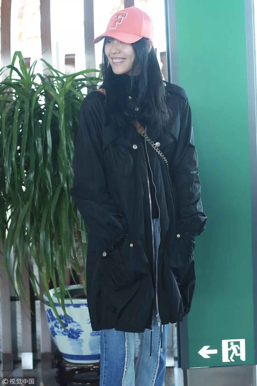 迪丽热巴宋茜西装look,热巴穿搭日常黑色棒球帽