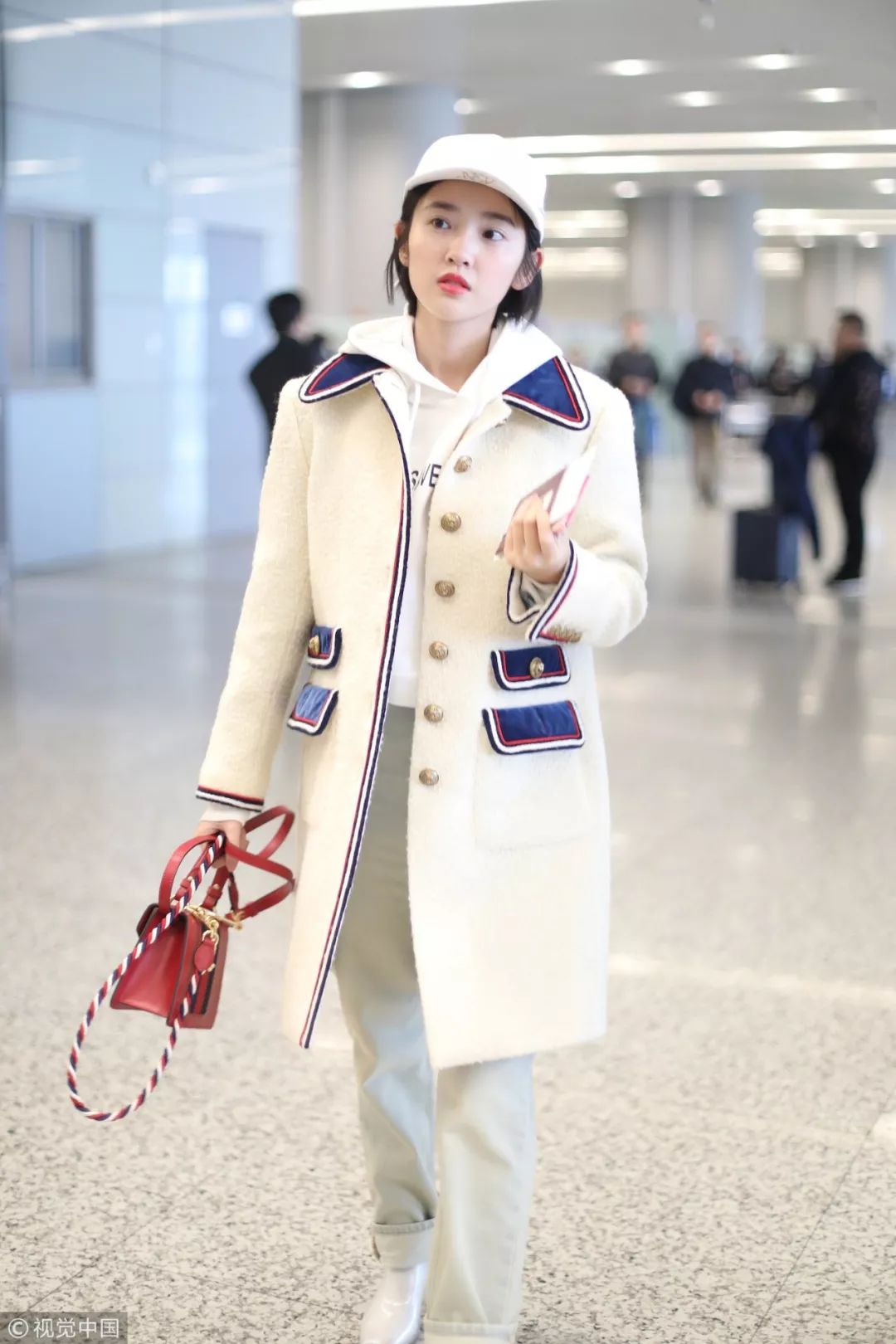 迪丽热巴宋茜西装look,热巴穿搭日常黑色棒球帽