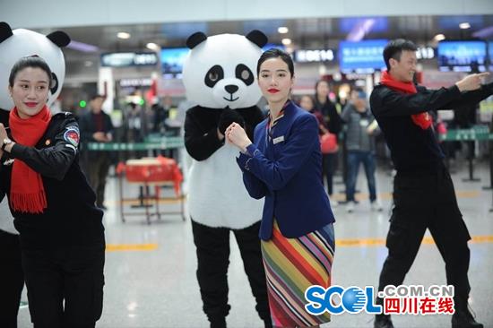 武汉机场空姐春运快闪,广州白云机场空姐空少快闪小苹果