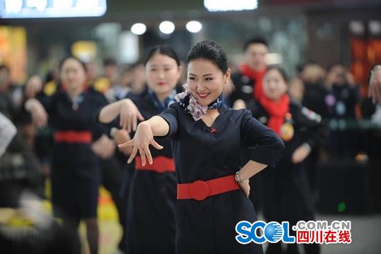 武汉机场空姐春运快闪,广州白云机场空姐空少快闪小苹果