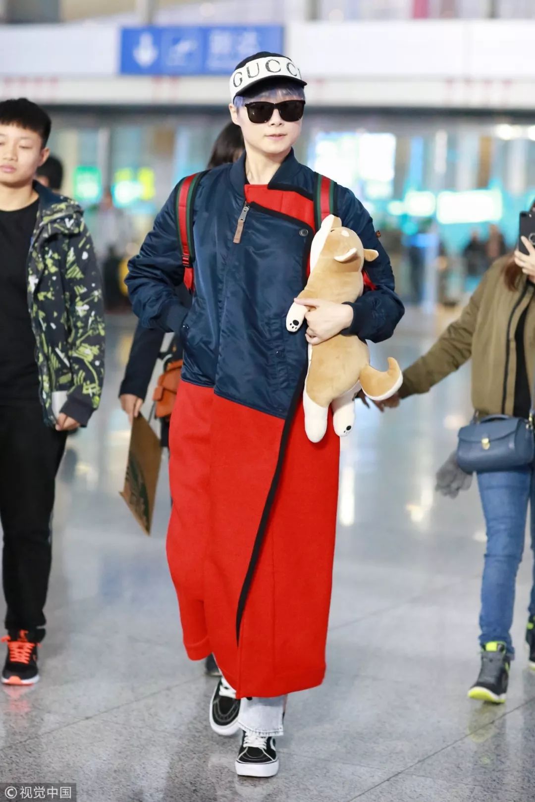 迪丽热巴宋茜西装look,热巴穿搭日常黑色棒球帽