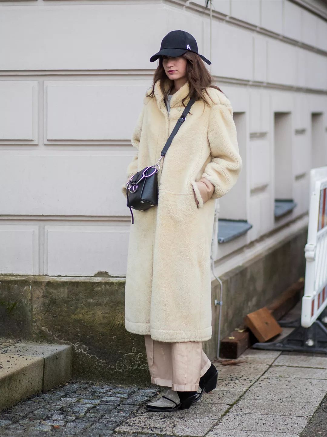 迪丽热巴宋茜西装look,热巴穿搭日常黑色棒球帽