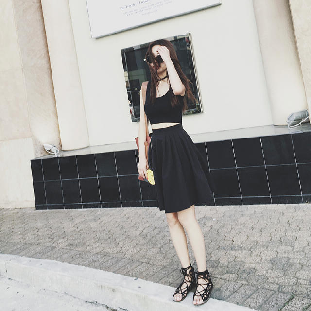 黄色配上黑色,黄色配黑色的穿搭