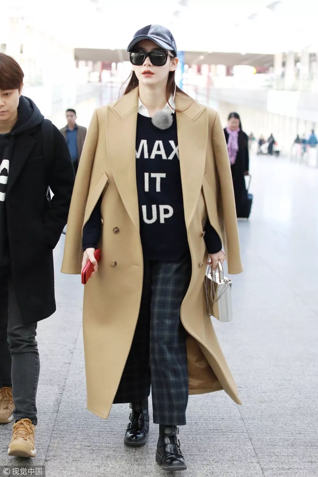 迪丽热巴宋茜西装look,热巴穿搭日常黑色棒球帽