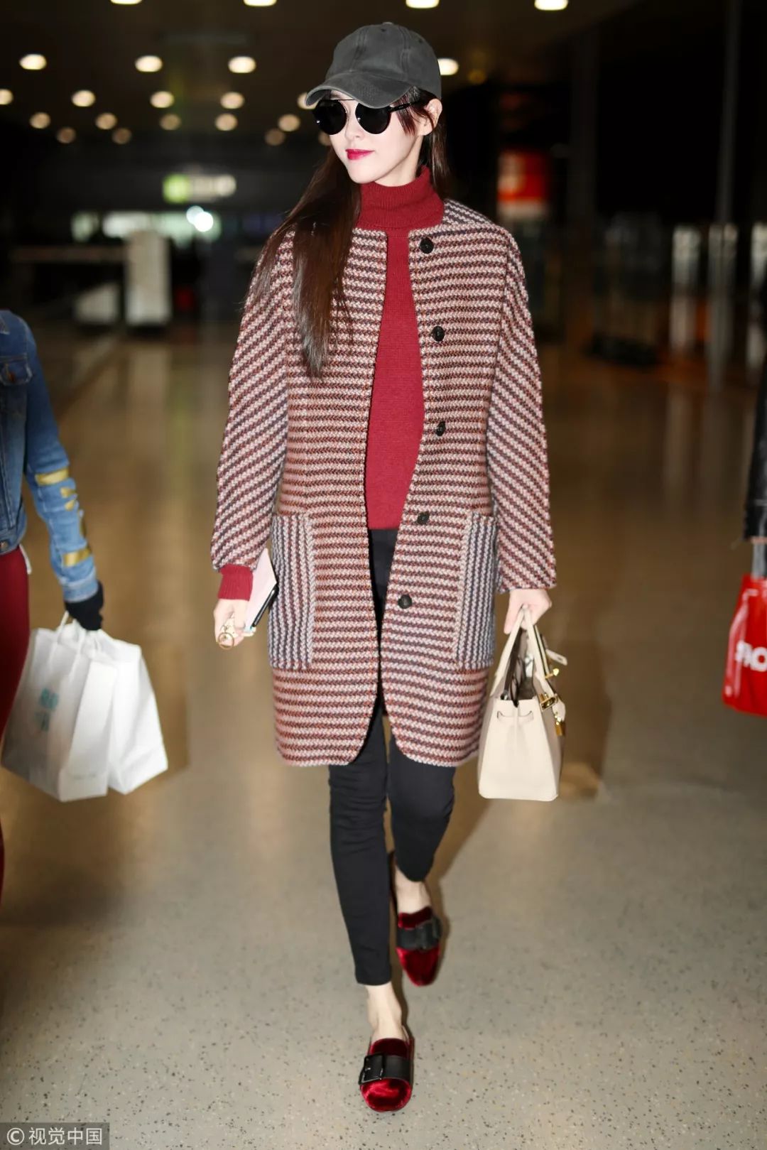 迪丽热巴宋茜西装look,热巴穿搭日常黑色棒球帽