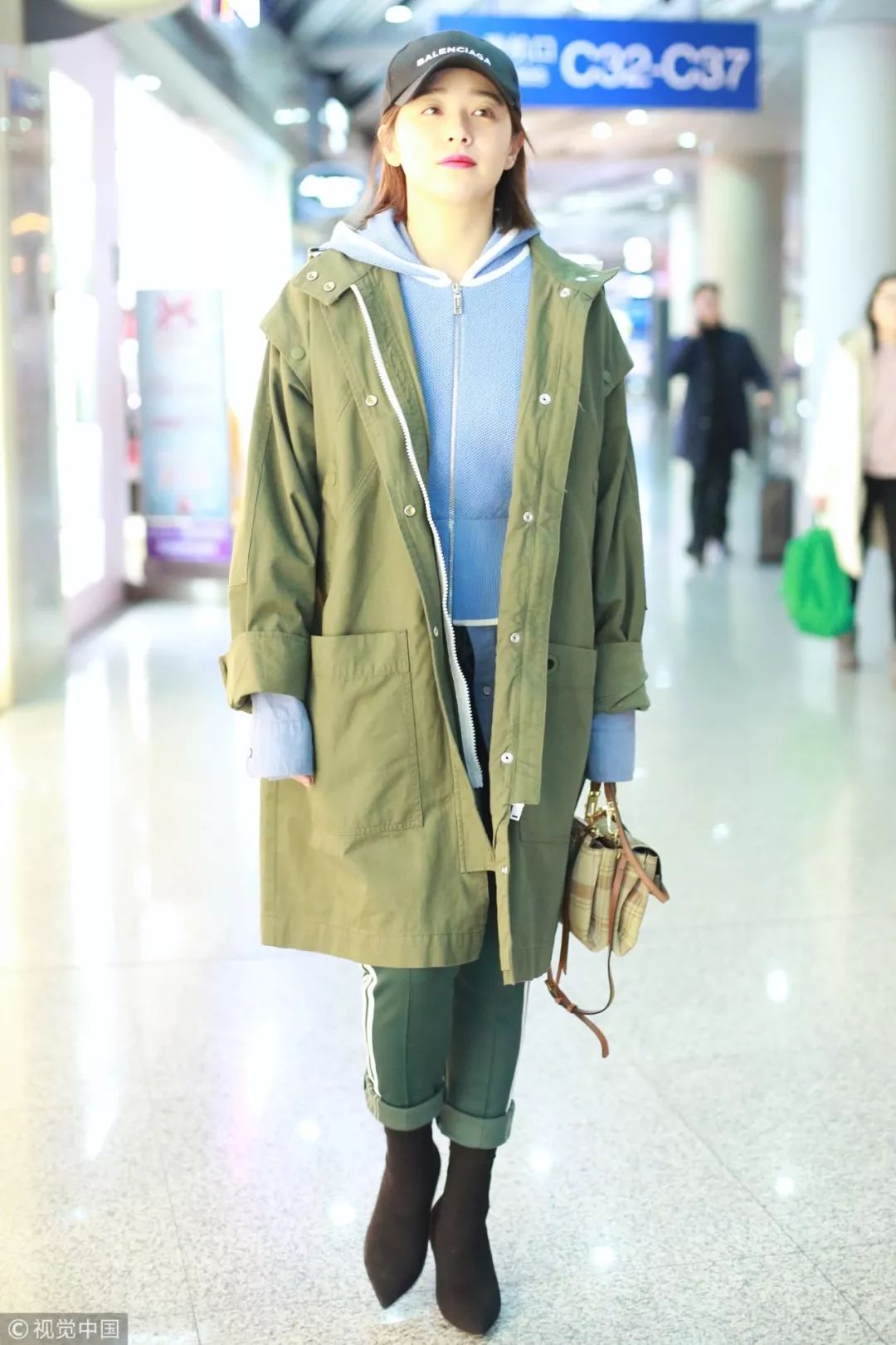 迪丽热巴宋茜西装look,热巴穿搭日常黑色棒球帽