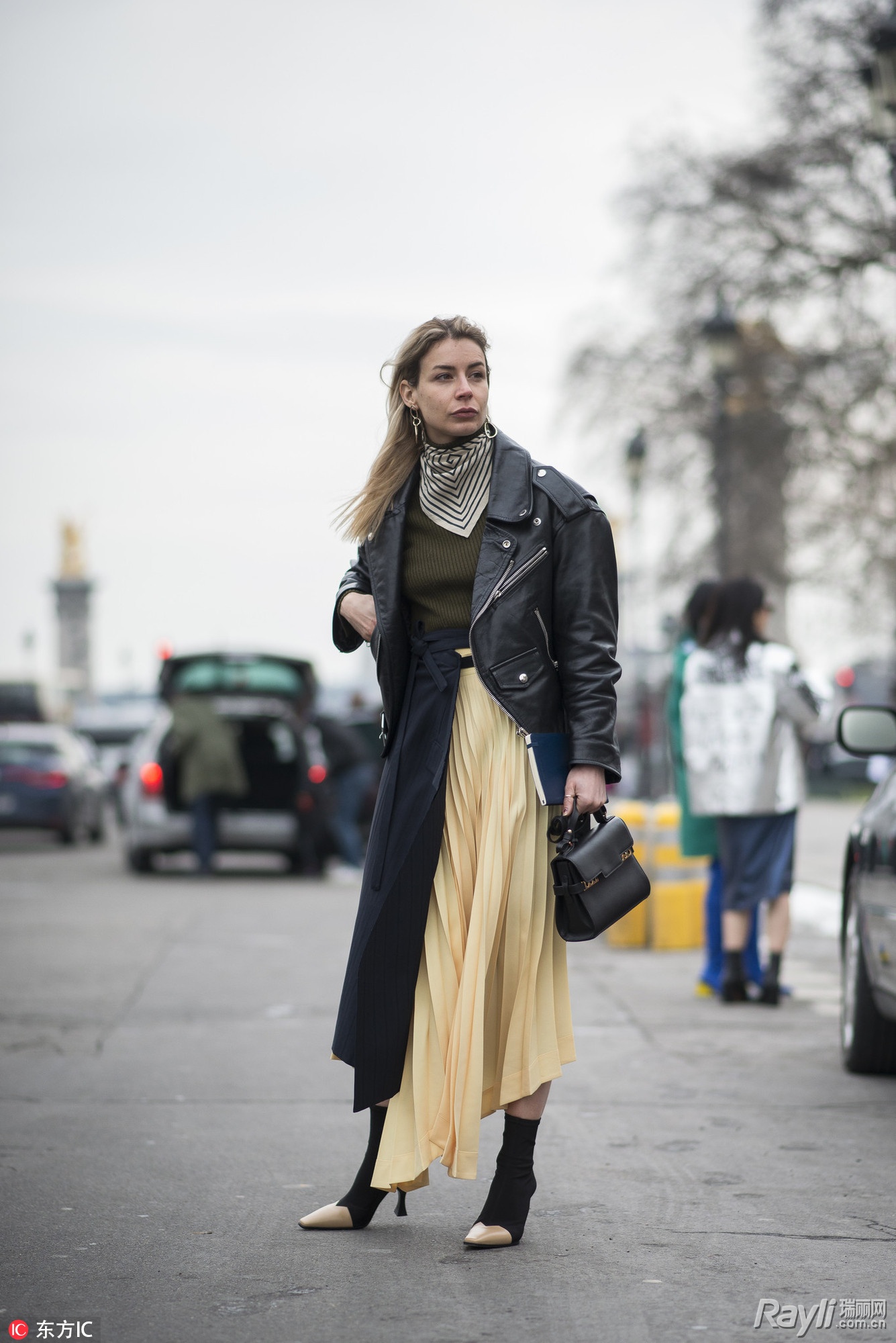 白色小香风外套可以搭配百褶裙吗,百褶裙的三种不同穿搭