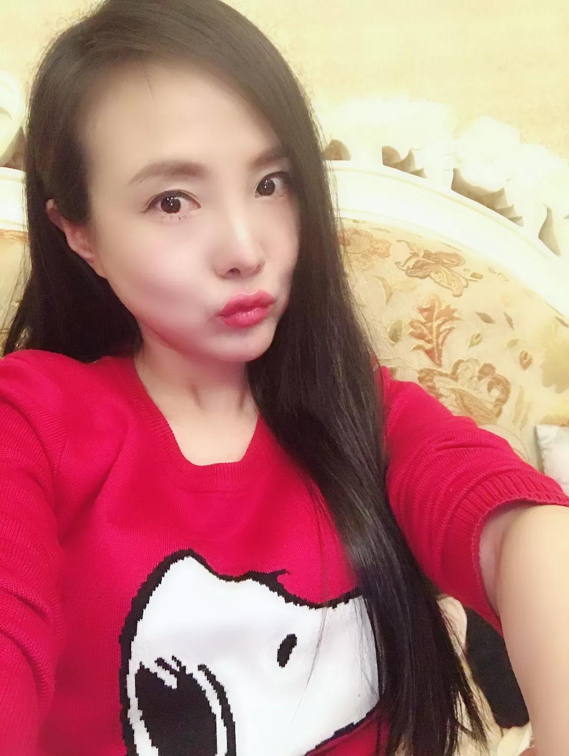 信阳网红美女干露露穿回衣服做自信女人，网友直呼不习惯