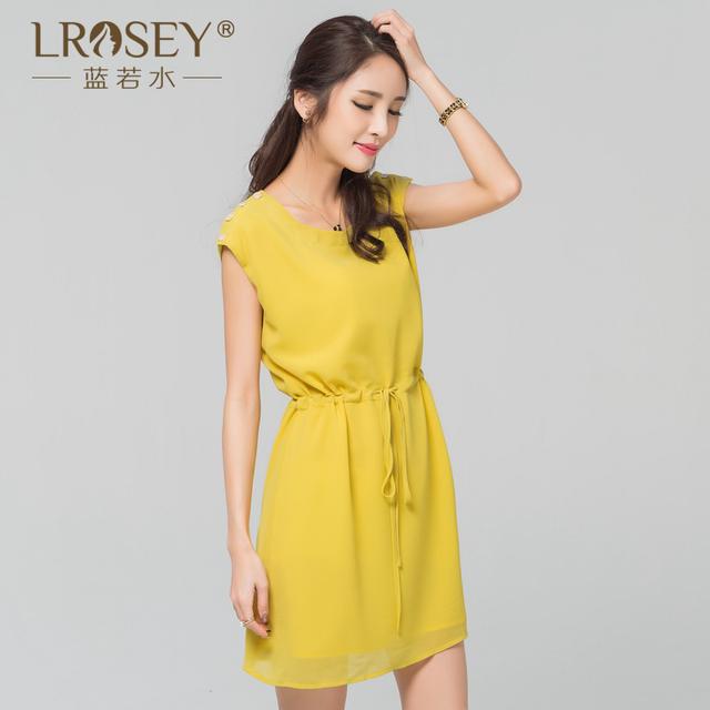 黄色配上黑色,黄色配黑色的穿搭