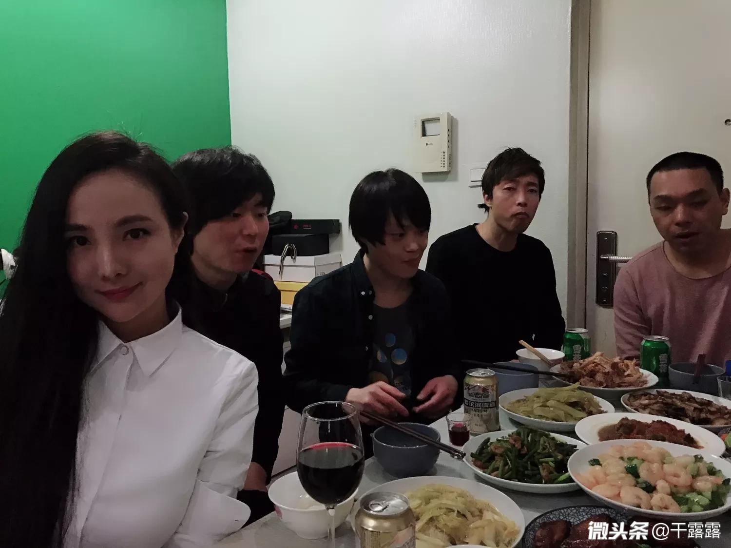 信阳网红美女干露露穿回衣服做自信女人，网友直呼不习惯