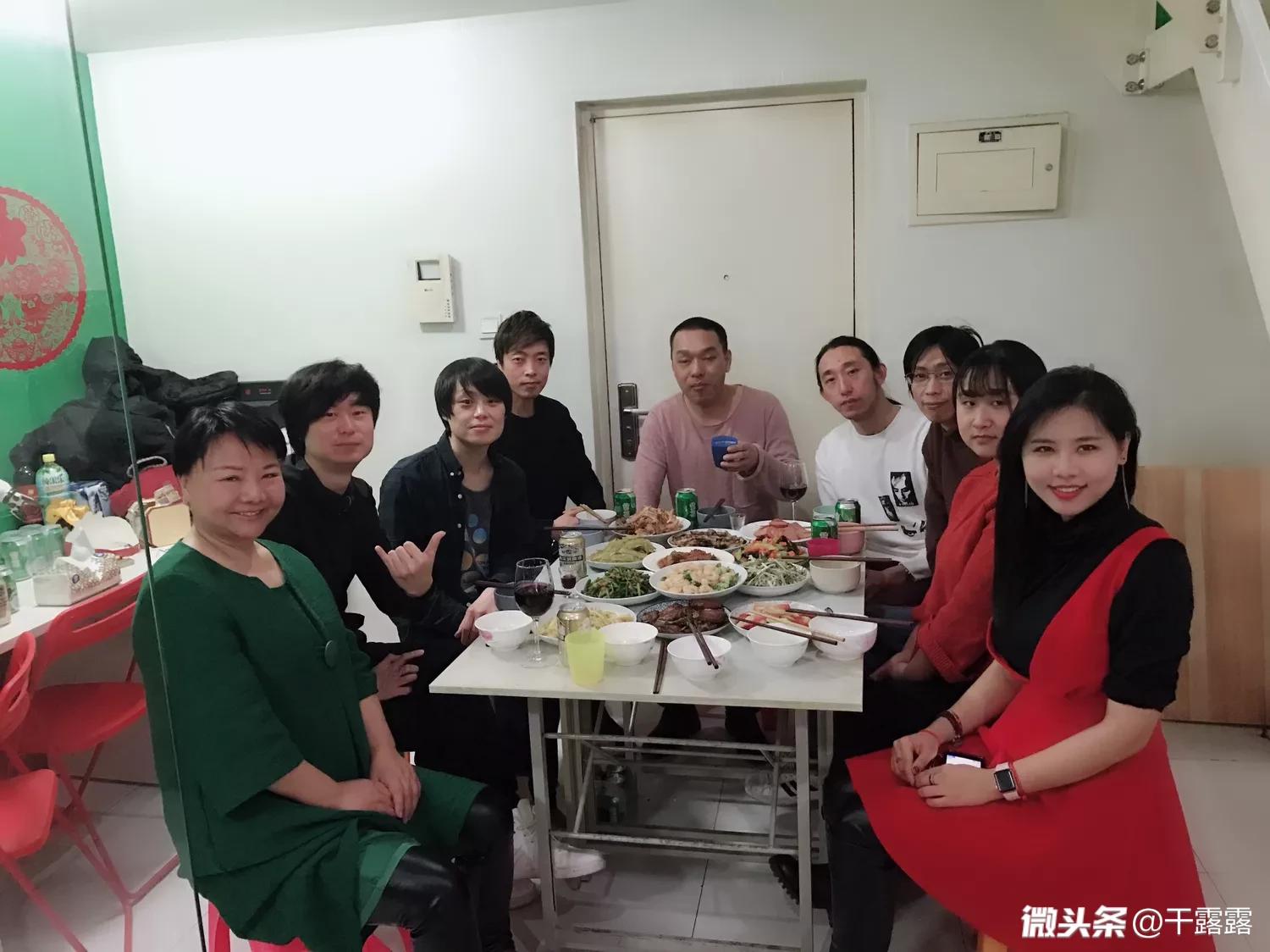 信阳网红美女干露露穿回衣服做自信女人，网友直呼不习惯