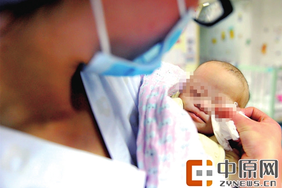 新生儿病房内的袋鼠妈妈,90后袋鼠妈妈