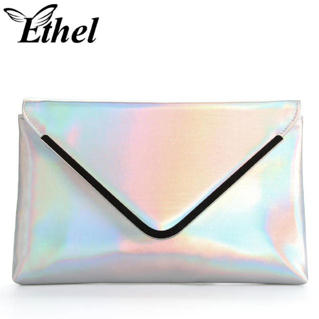 千万别漂亮衣服配Low包，品味变负分！