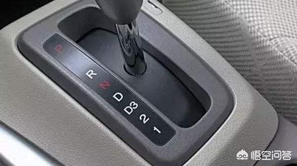 自动挡电子手刹等红灯正确操作,自动挡等红灯停车正确步骤