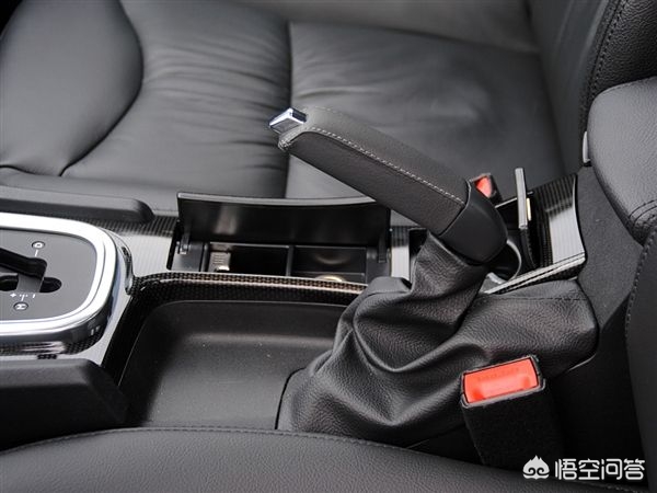 自动挡电子手刹等红灯正确操作,自动挡等红灯停车正确步骤