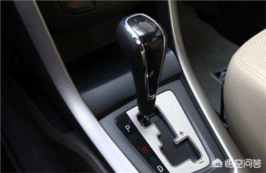 自动挡电子手刹等红灯正确操作,自动挡等红灯停车正确步骤