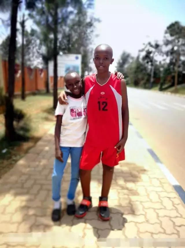 非洲富人奢侈品：有中文字的旧衣服更值钱