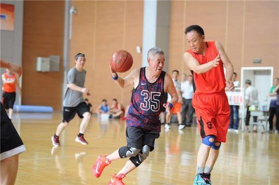 赵本山打篮球完整版,赵本山现身篮球赛