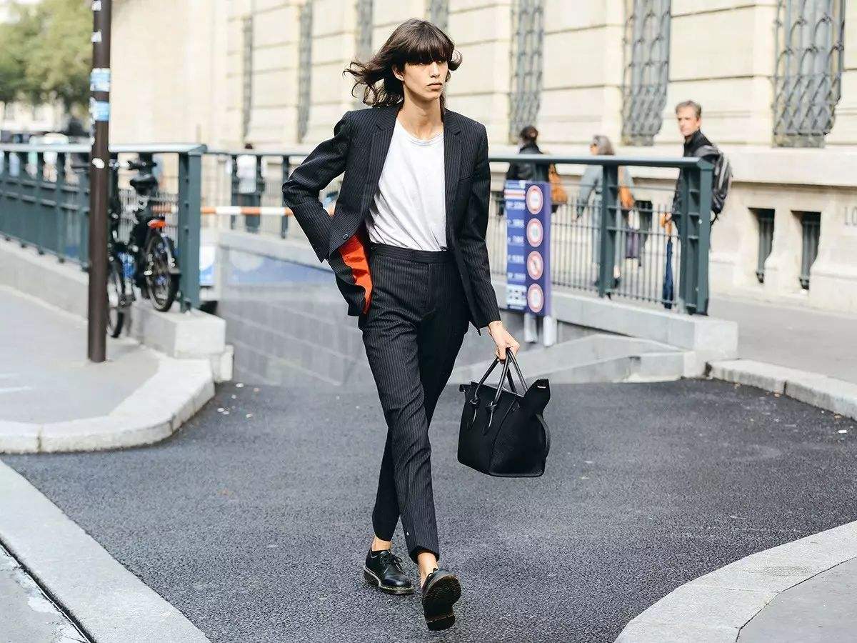 脚踝处开叉的裤子,脚踝处有毛毛的裤子