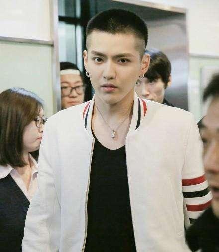 穿花衬衫的男明星李易峰,李易峰黑衬衫黑领带