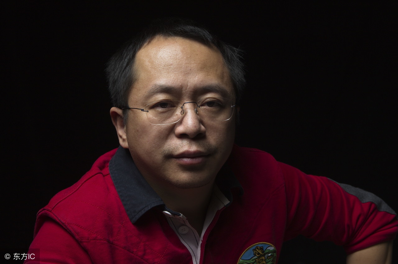 周鸿祎与马化腾中间这位是谁,周鸿祎跟马化腾抖音