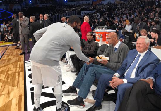 nba全明星赛欧文扣篮,全明星新秀赛欧文晃倒人