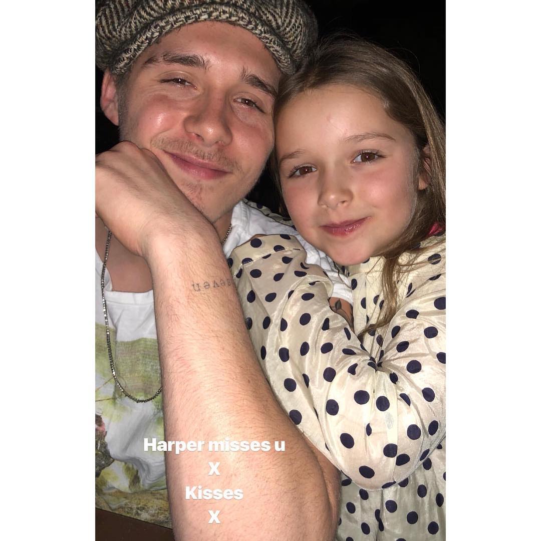 小七瑜伽锻炼,贝嫂维多利亚牵小七