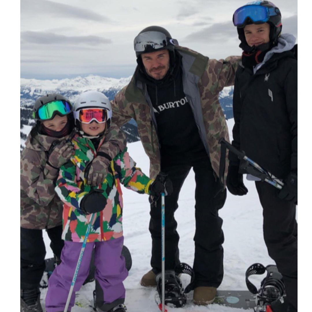 小七瑜伽锻炼,贝嫂维多利亚牵小七