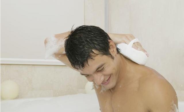 身体上的泥怎样才能搓干净,皮肤上的泥到底是搓好还是不搓好